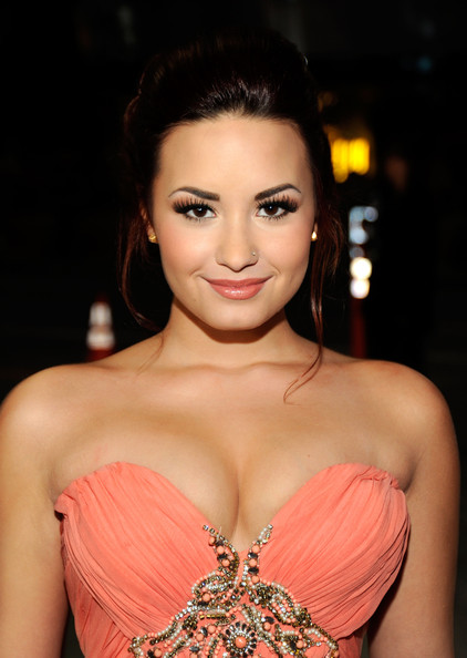 2594360_2012+People+Choice+Awards+Red+Carpet+ZU85D105USNl