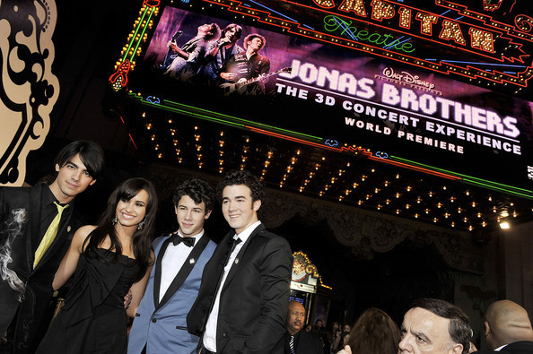 demi-and-the-jonas-brothers-demi-lovato-and-jonas-brothers-6006342-594-395