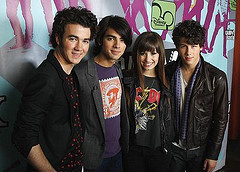 -demi-lovato-and-jonas-brothers-3582003-240-172