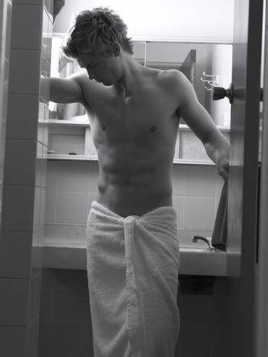 LukeMitchell4